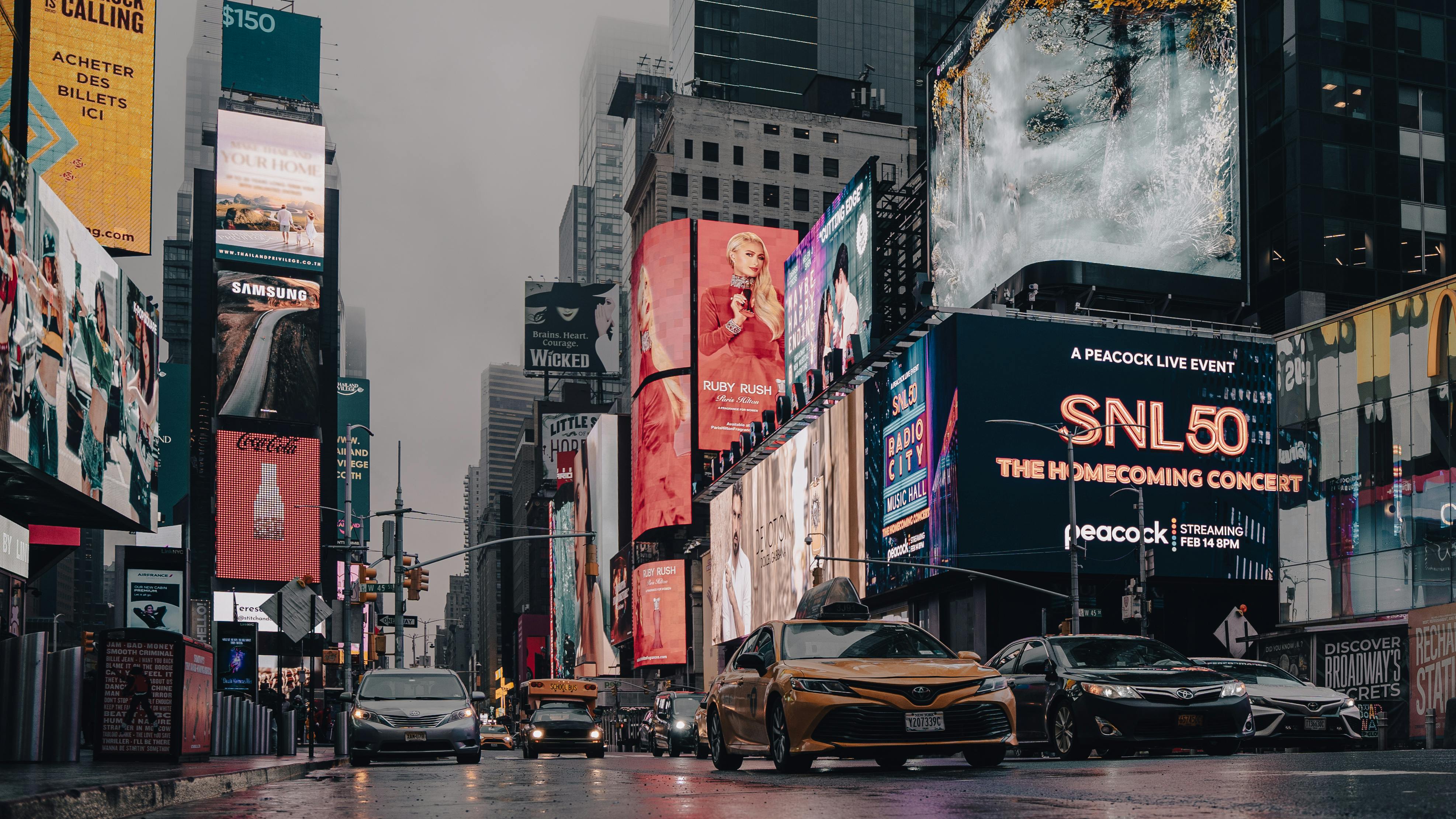 Panneaux publicitaires en ville pour campagne ads